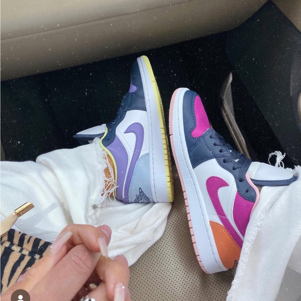 Jordan 1 Low
Purple Magenta (Women's)